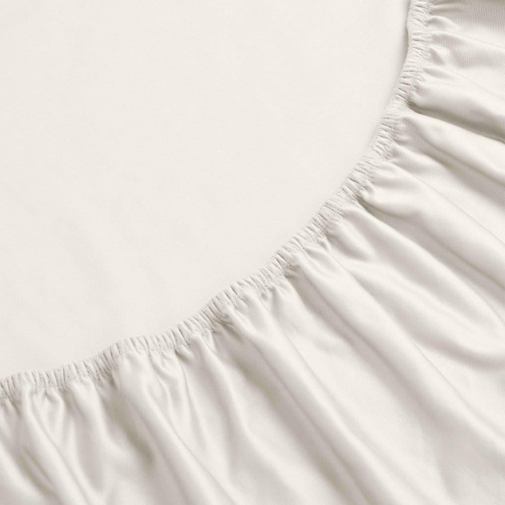 Ivory 1500 Thread Count Egyptian Cotton Fitted Sheet corner elastic band close-up texture.